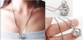 Colar com pingente de coroa e strass